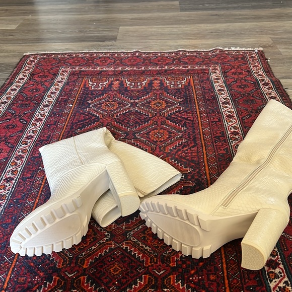 White high heel boots - Picture 4 of 4